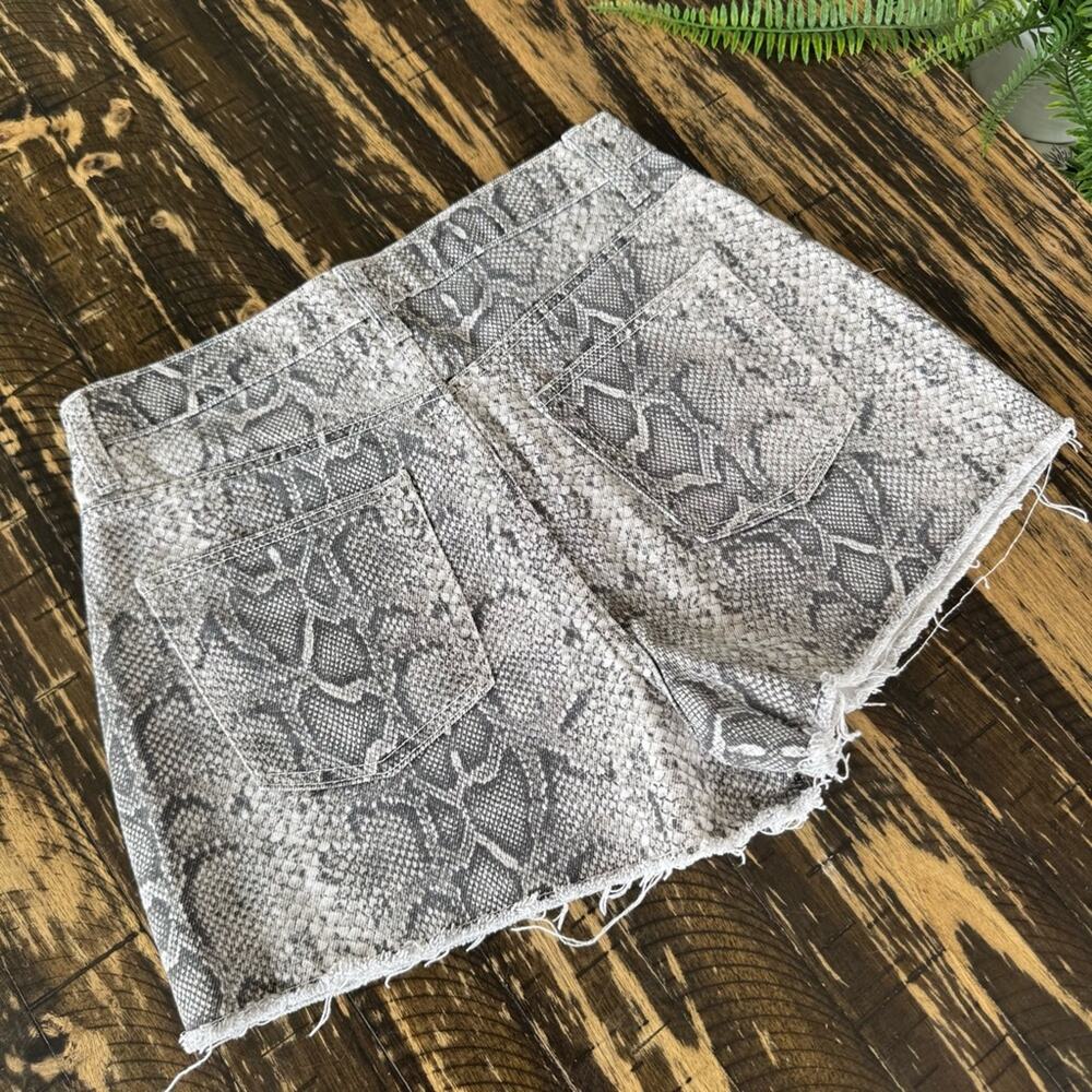 21 - Snake Skin Grey White High Waist Shorts - US 28 - Picture 4 of 13
